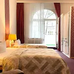 Castell Am Kurfuerstendamm 3*