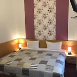 Castell Am Kurfuerstendamm 3*